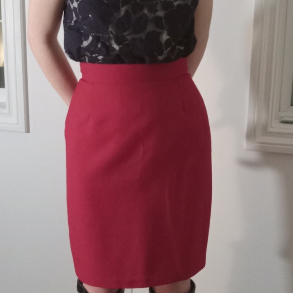 This is an Amoretti red skirt . The tag says size 7 but is a snug fit at 5-6. - Picture 3 of 8